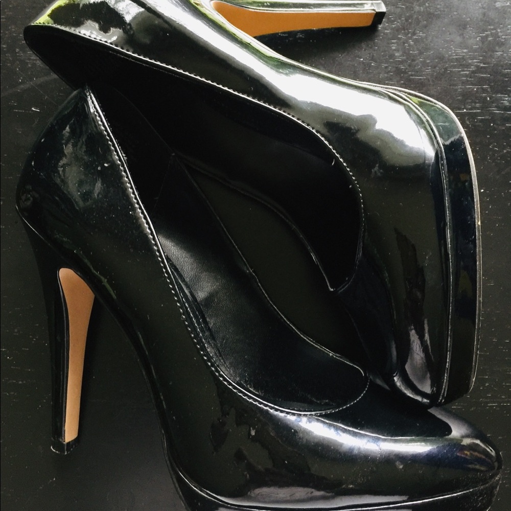 Patent leather black pumps